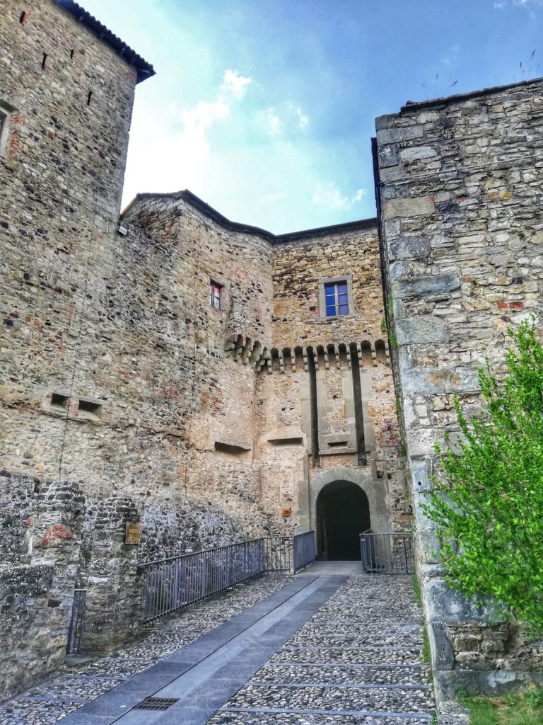Castello di Bardi, strada d'accesso al ponte levatoio