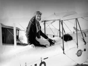Maude Lores Bonney con il suo velivolo
