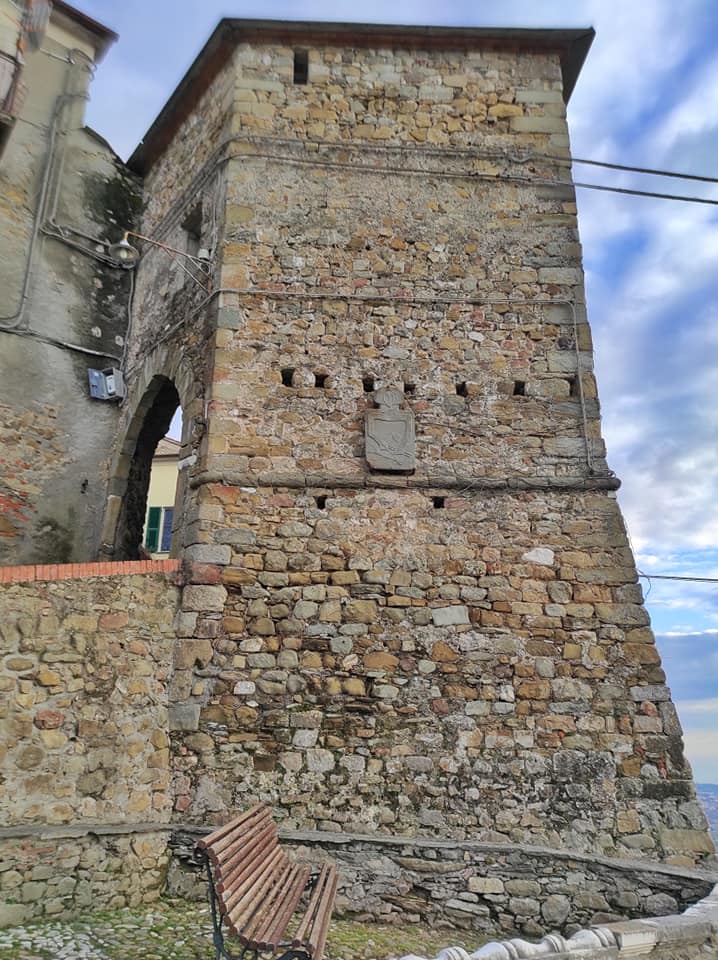Nicola di Ortonovo, l'antica torre pentagonale