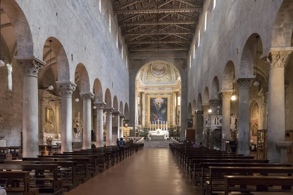 Duomo di Pistoia e Santiago di Compostela, interno del duomo in cui si trova la reliquia del santo