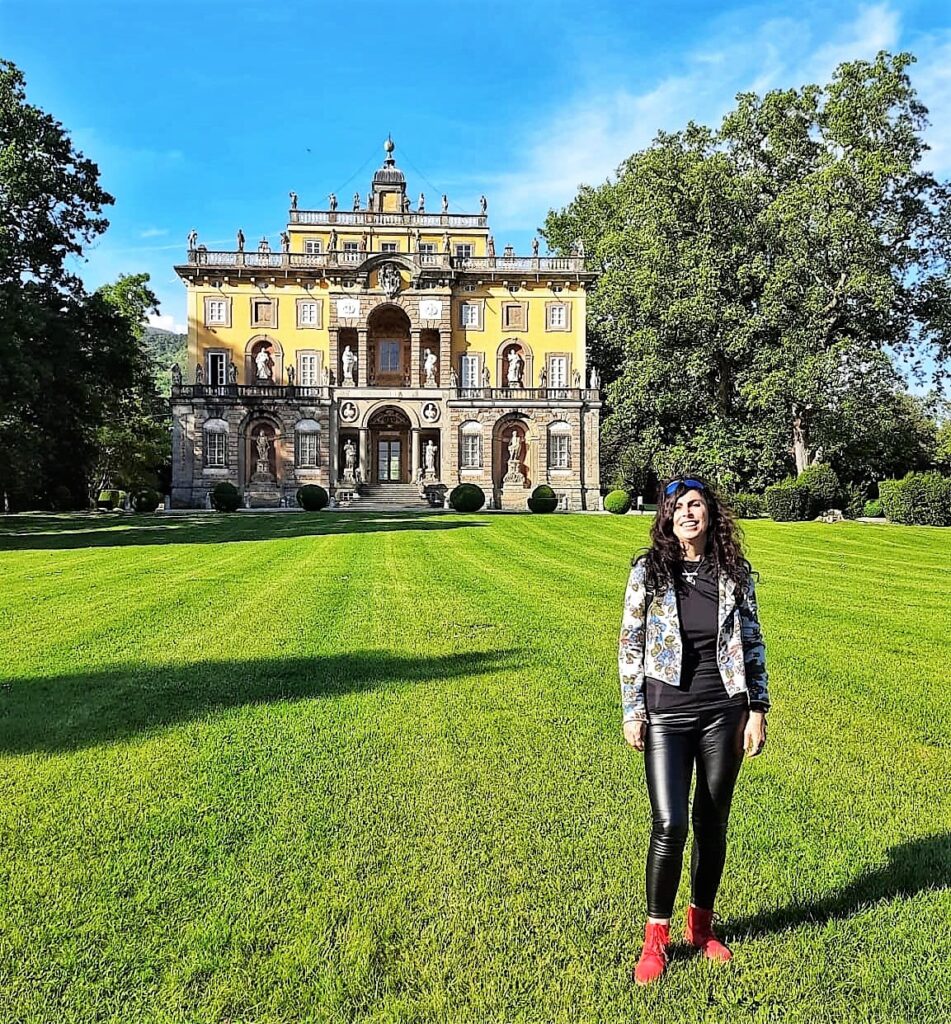 Villa Torrigiani, io nel giardino con alle spalle la facciata barocca