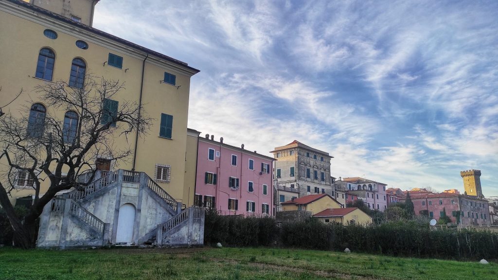 Castelnuovo Magra, panoramica del borgo dal giardino di Palazzo Amati