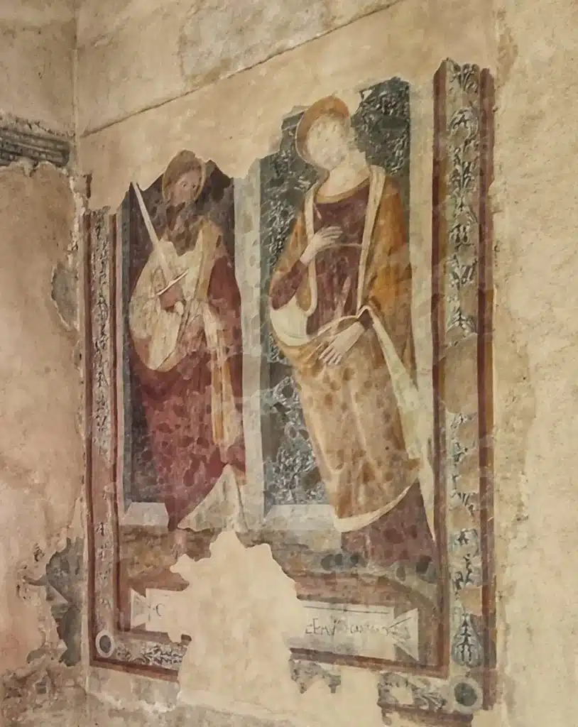 Antichi affreschi nella chiesa di Santa croce a Populonia
