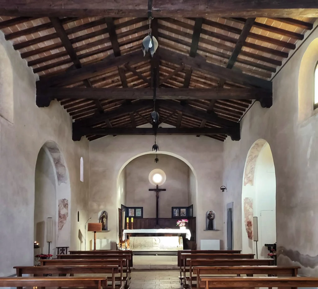 interno chiesa di Santa Croce a Populonia Borgo Medievale