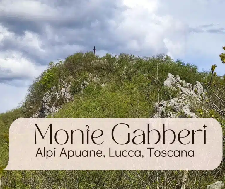 Copertina articolo, sfondo vetta Gabberi scritta Monte Gabberi, Alpi Apuane, Lucca Toscana